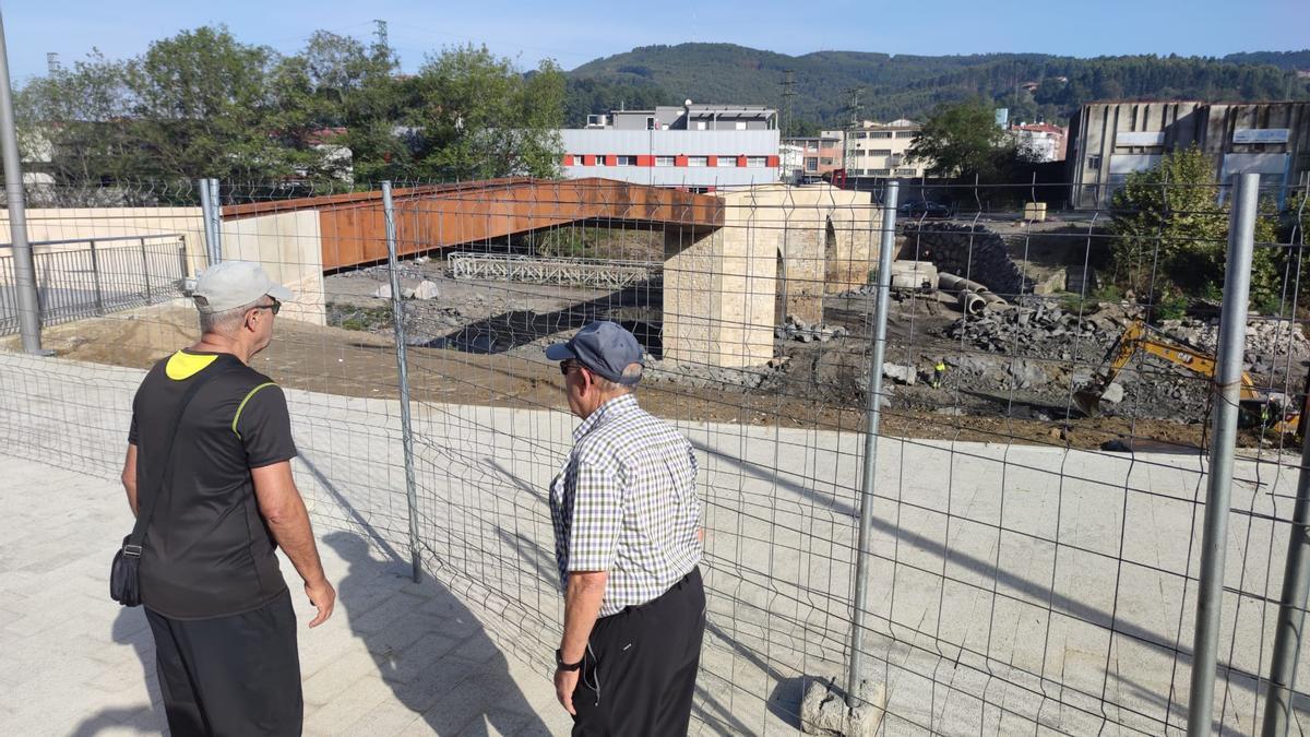 Los vecinos que querían inaugurar el puente se han encontrado con el vallado todavía en pie que impide el acceso al paso sobre el Ibaizabal