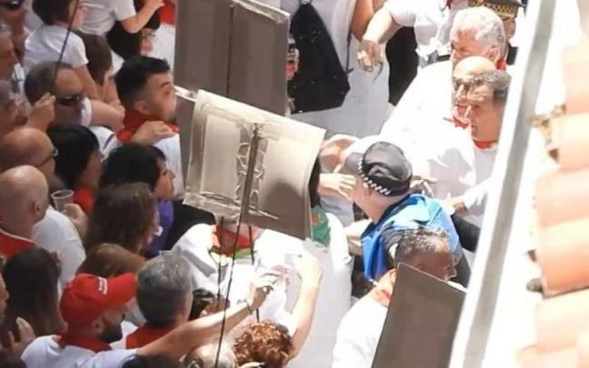 Momento en el que el agente se gira contra el público después de que le caiga bebida encima.