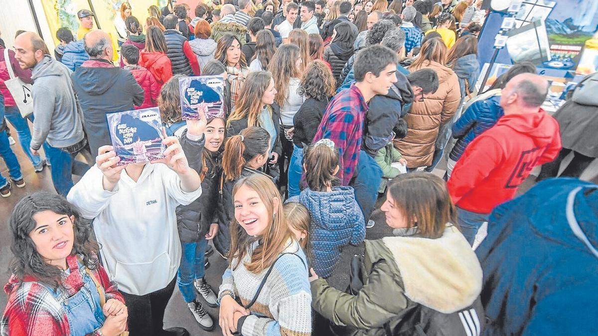 Los cantantes vascos congregan a miles de personas en la Azoka.