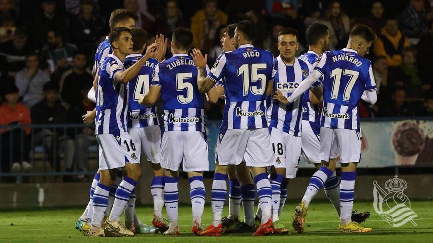 Los jugadores de la Real festejan uno de los goles de Alexander Sorloth contra el Cazalegas, en la primera ronda de Copa.