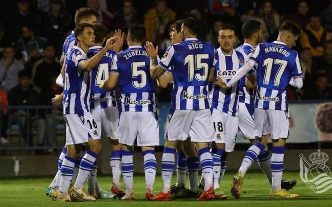 Los jugadores de la Real festejan uno de los goles de Alexander Sorloth contra el Cazalegas, en la primera ronda de Copa.