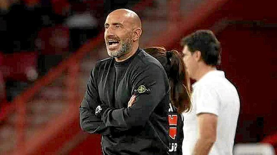 Abelardo sigue atentamente el juego en un partido del Sporting correspondiente a esta temporada.