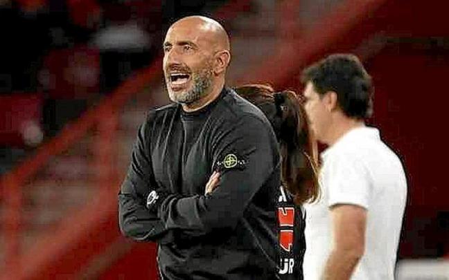 Abelardo sigue atentamente el juego en un partido del Sporting correspondiente a esta temporada.