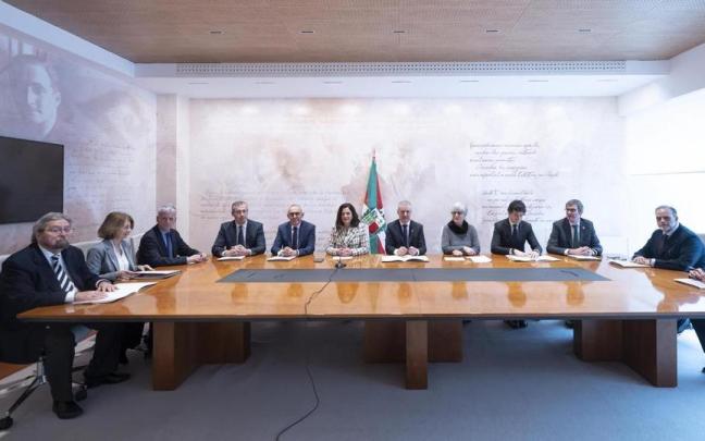 Representantes de las instituciones vascas que han firmado este III Acuerdo en un acto institucional celebrado en Lehendakaritza.