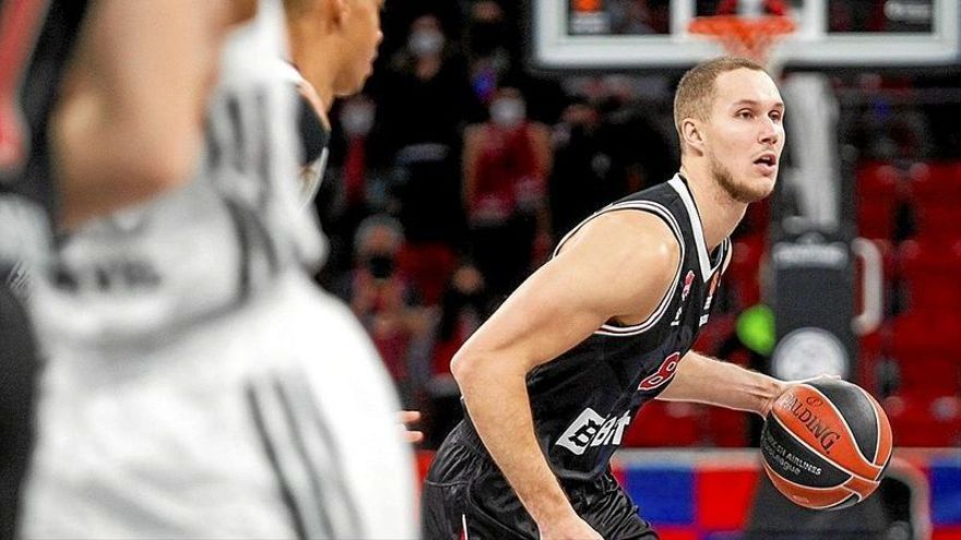 Tadas Sedekerskis bota el balón durante un partido de la pasada temporada.