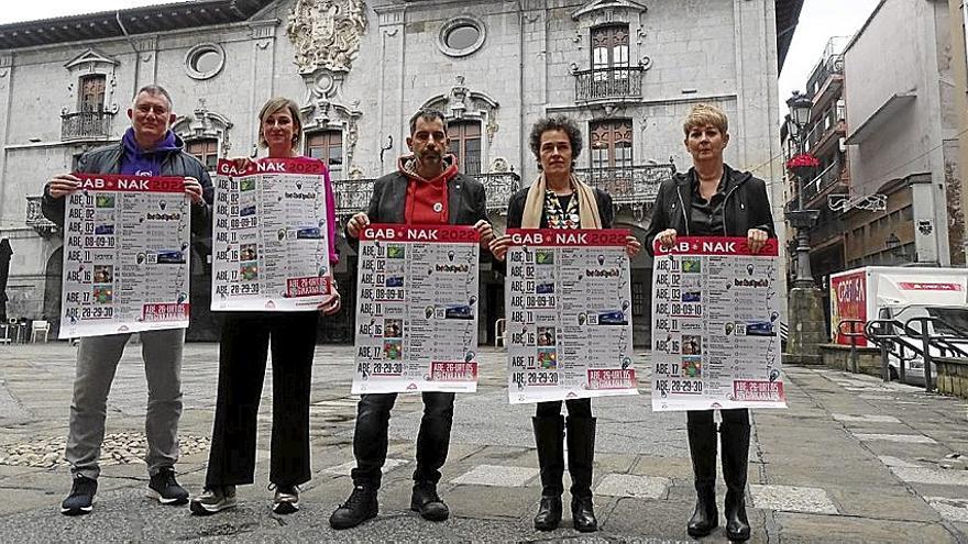 Ramón Barrutia (rugby), la alcaldesa, Jon Apraiz, Marta Izagirre (Arrasate Musikal) y la edil Amaia Ceciaga.