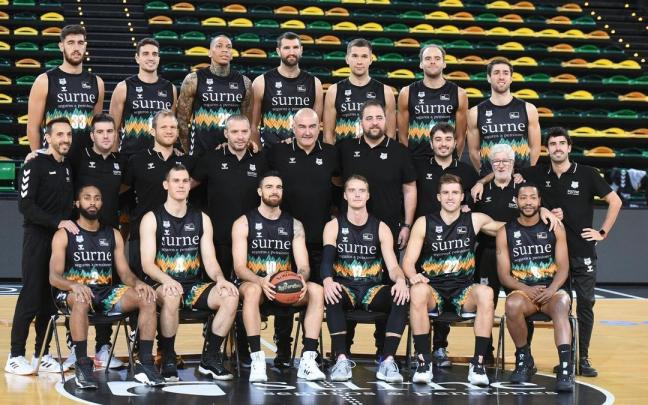 La plantilla del Surne Bilbao Basket posa ayer en Miribilla en la sesi&oacute;n de fotos oficial que abre la temporada.