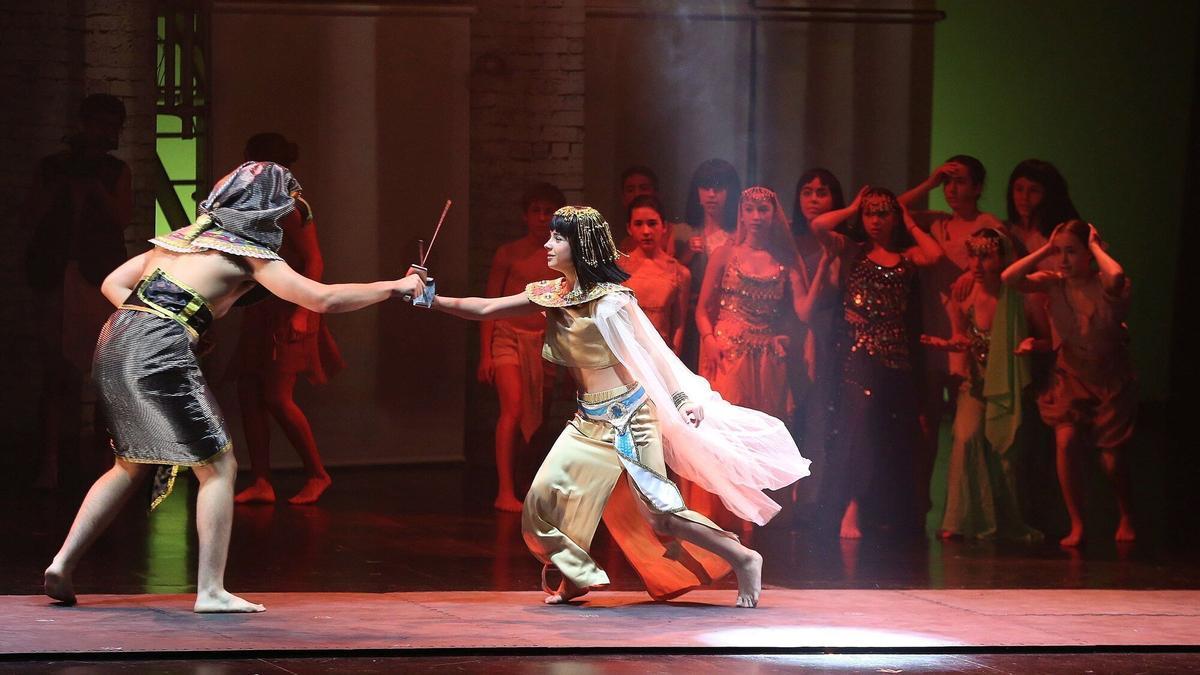 Estudiantes de ESO de Jaso, durante el estreno del último musical, Sutan, el pasado mes de mayo.