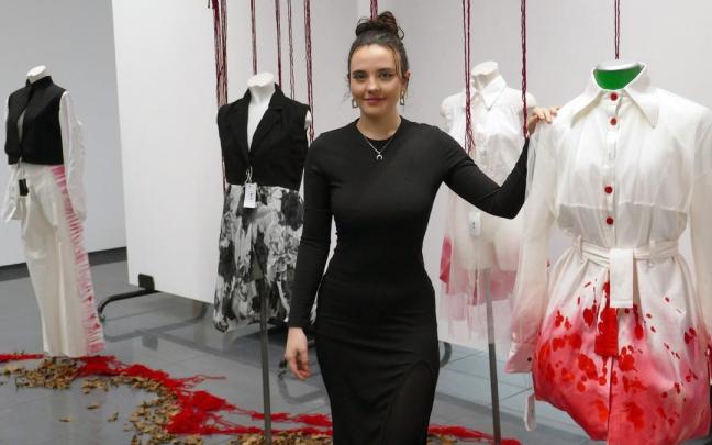 Iris Ramos Álvarez junto a algunos de las prendas de la colección Sustraiak que se puede visitar en el Centro Cultural Iortia. Iris Ramos Álvarez junto a algunos de las prendas de la colección Sustraiak que se puede visitar en el Centro Cultural Iortia.