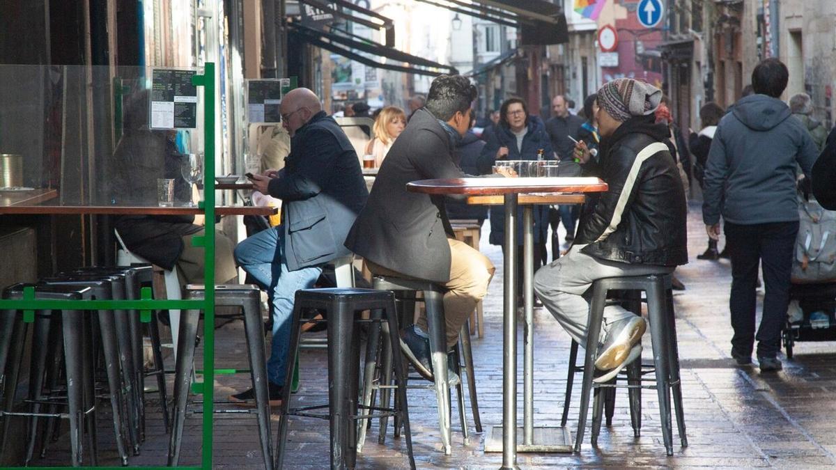 Varias personas en una terraza de un bar de Vitoria