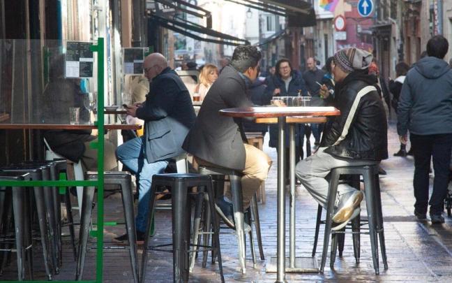 Varias personas en una terraza de un bar de Vitoria Varias personas en una terraza de un bar de Vitoria