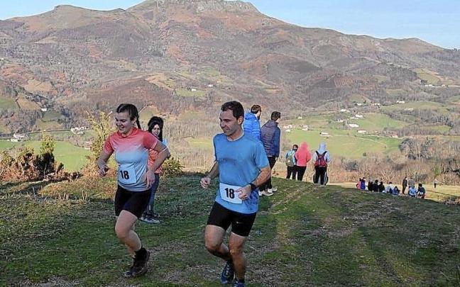 Una pareja de corredores, llegando a Santa Barbara el a&ntilde;o pasado.