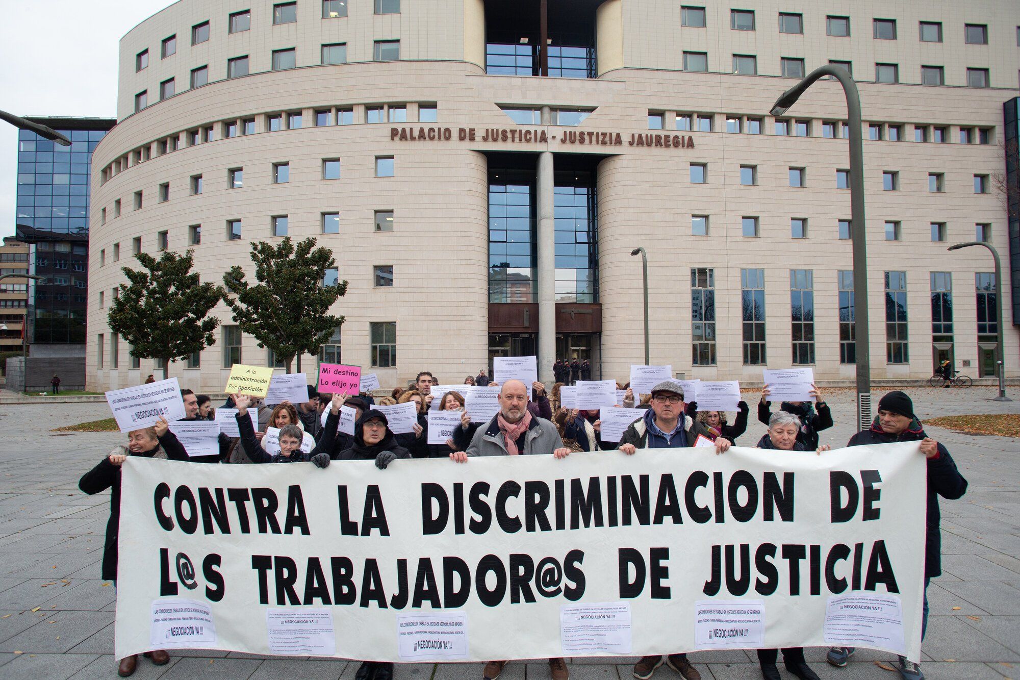 Un momento de la concentración de este viernes ante el Palacio de Justicia de Navarra.