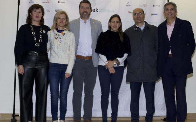 Idoia Atxaga, Esther Elexgarai, Daniel Irazola, Estibaliz Martiartu, Xabier González y K. Jon Arana. Idoia Atxaga, Esther Elexgarai, Daniel Irazola, Estibaliz Martiartu, Xabier González y K. Jon Arana.