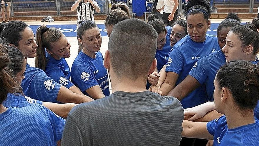 Imagen de un entrenamiento del Bera Bera, este verano. | FOTO: I. AZURMENDI