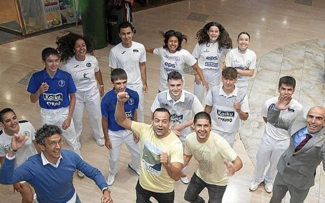 Algunos de los pelotaris de los dos torneos de fiestas, durante su presentación de ayer.