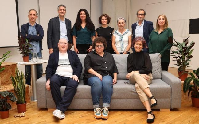 Oskia Ugarte, actual directora del Centro Huarte (sentada, en el centro), arropada por la consejera Rebeca Esnaola, el alcalde de Huarte Alfredo Arruiz y varios miembros del patronato de la institución que dirige.