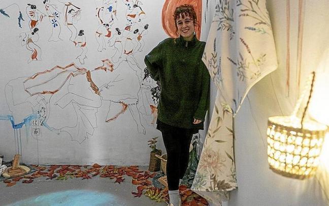 La creadora dentro del espacio que ha generado siguiendo la inspiraci&oacute;n de los ba&ntilde;os japoneses. | FOTO: ALEX LARRETXI