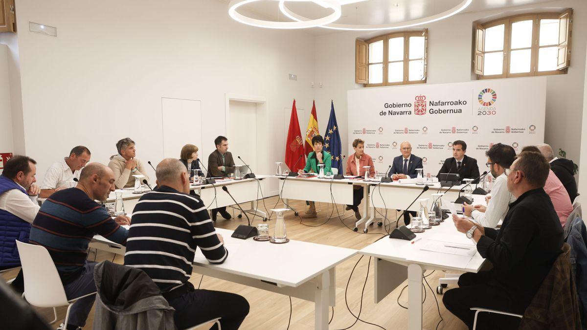 Reunión de Chivite y representantes del Gobierno con el comité de empresa de Volkswagen Navarra