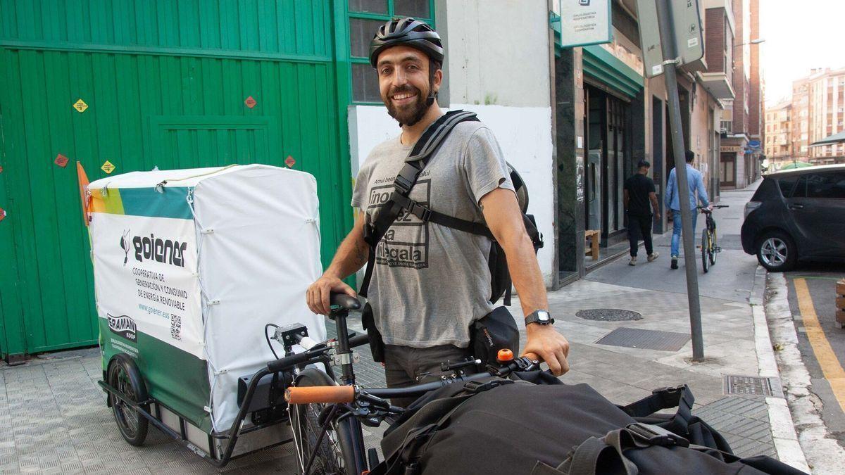 Juan Latorre muestra el tándem ideado para circular por la zona centro.