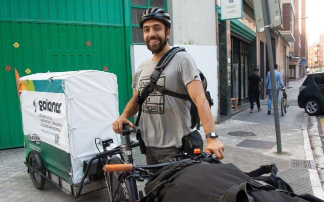 Juan Latorre muestra el tándem ideado para circular por la zona centro. Juan Latorre muestra el tándem ideado para circular por la zona centro.