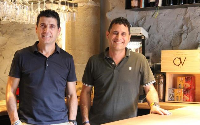 Raúl y Jorge Ripa, de Quaderna Vía, en su local Parranda en Estella-Lizarra.