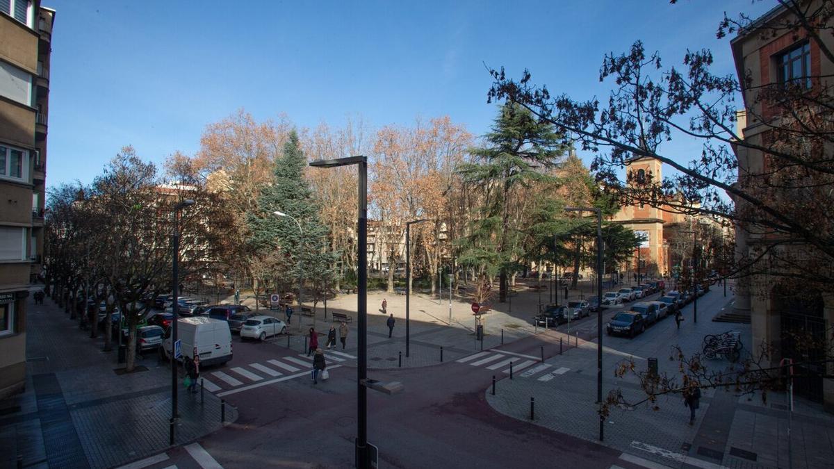 Vista general de la Plaza de la Cruz y de la calle Sangüesa, donde se construiría el polémico aparcamiento.