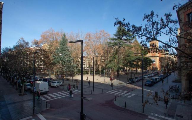 Vista general de la Plaza de la Cruz y de la calle Sangüesa, donde se construiría el polémico aparcamiento.