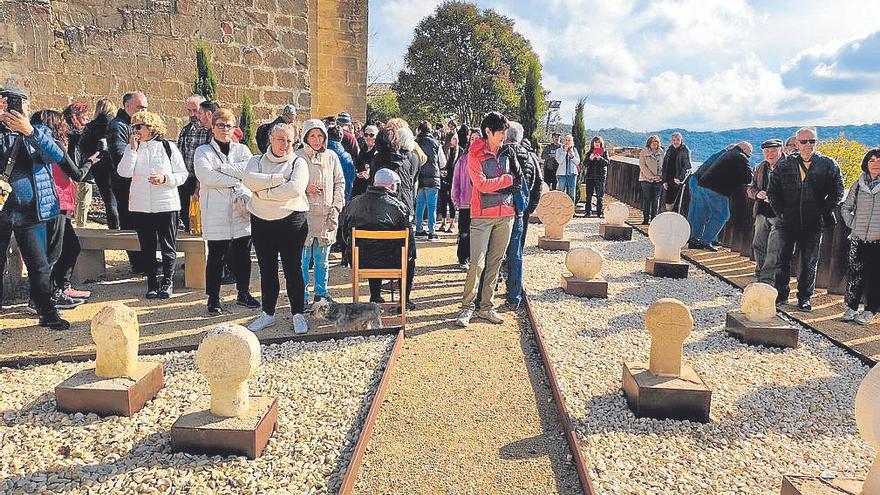 El público, dentro del Jardín de Estelas en Eraul el pasado sábado.