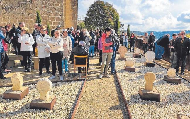 El público, dentro del Jardín de Estelas en Eraul el pasado sábado.
