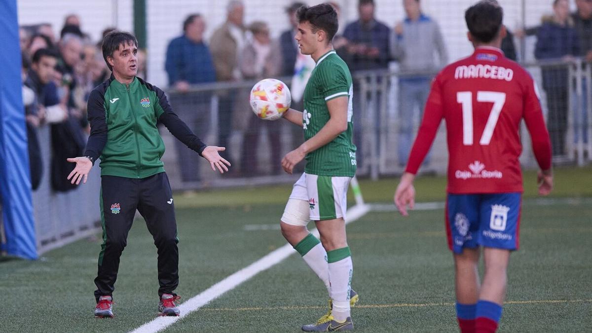 Bebeto dando órdenes en el partido entre San Juan y Numancia