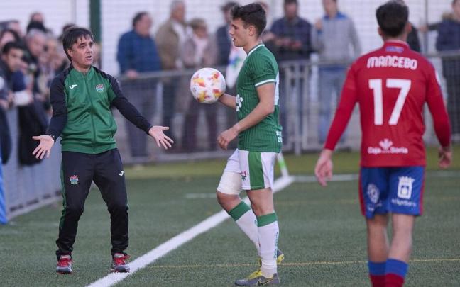 Bebeto dando órdenes en el partido entre San Juan y Numancia Bebeto dando órdenes en el partido entre San Juan y Numancia