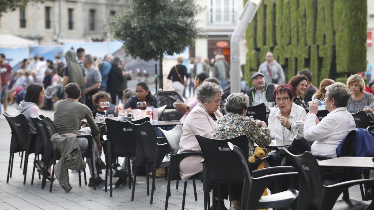 Un grupo de personas en una terraza de la Virgen Blanca