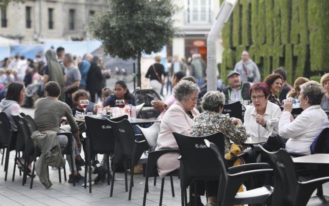 Un grupo de personas en una terraza de la Virgen Blanca Un grupo de personas en una terraza de la Virgen Blanca