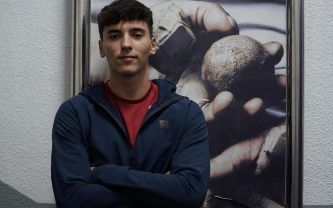 Arkaitz Eskuza posa en el front&oacute;n Areta de Laudio.