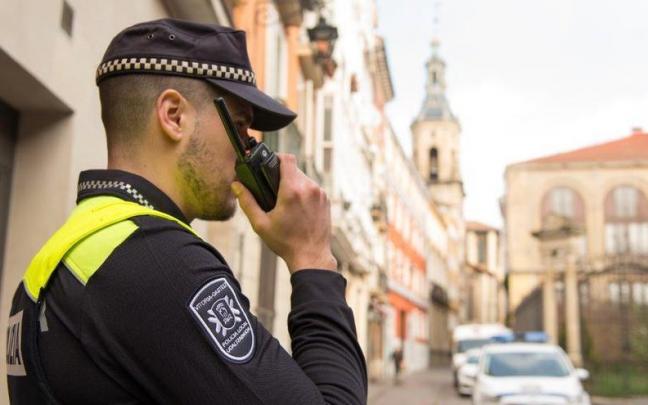Un agente de la Polic&iacute;a Local de Vitoria