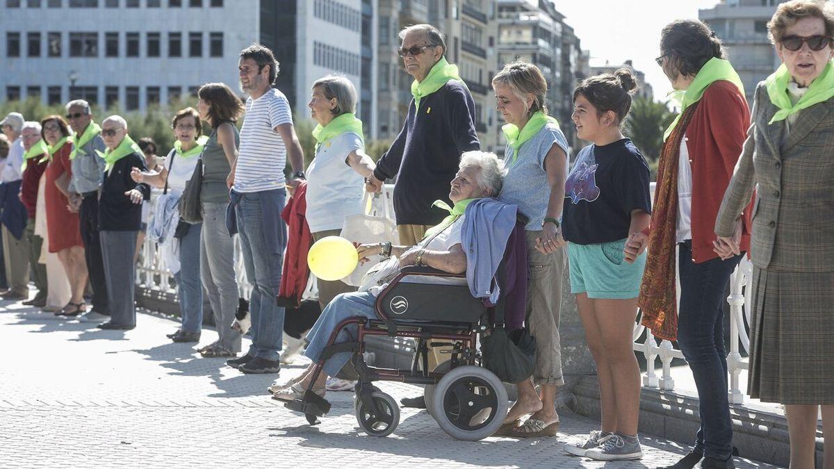 Cadena humana solidaria por el alzhéimer organizada por Afagi.