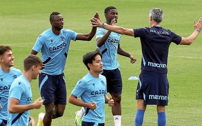 Imanol choca las manos de Sadiq y Cho, en la sesión que tuvo lugar ayer en Zubieta.