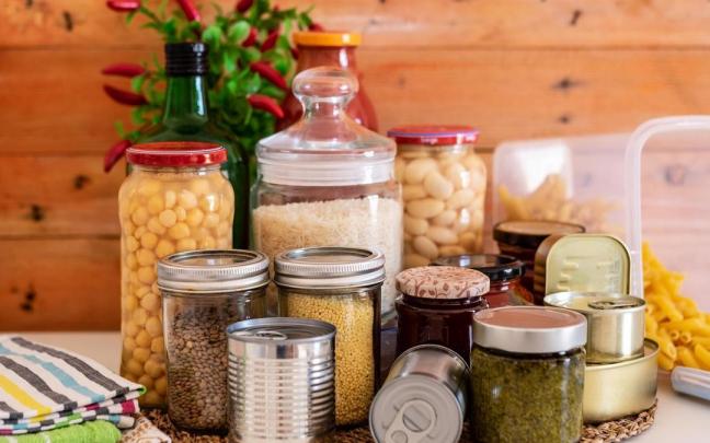 Conservas y legumbres en una despensa.