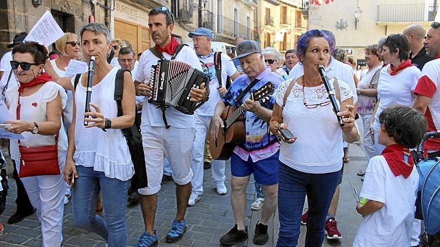 El Kantuz avanza por la calle Mayor a ritmo de txistu, triki y guitarra.