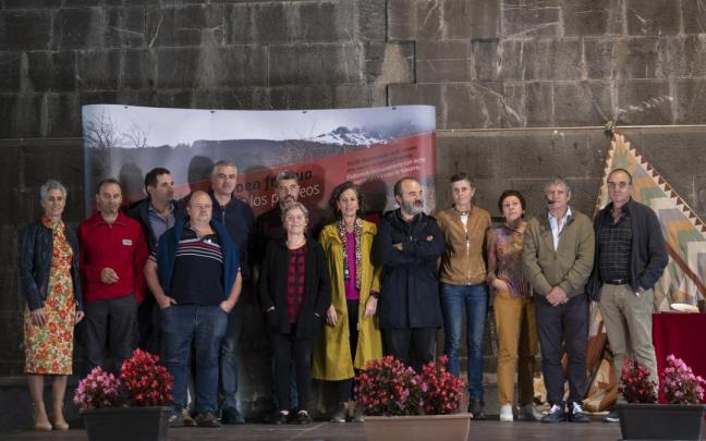 Foto de familia del acto. Foto de familia del acto.