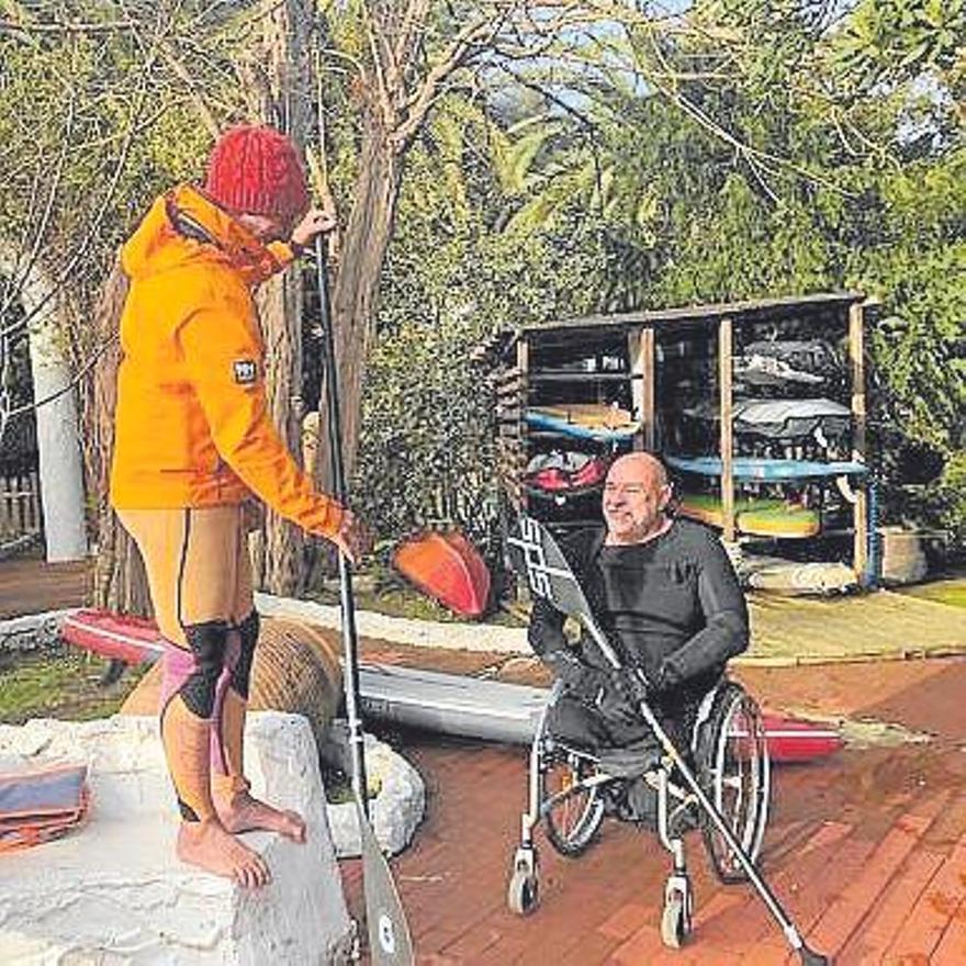 Preparándose para hacer paddle surf adaptado.