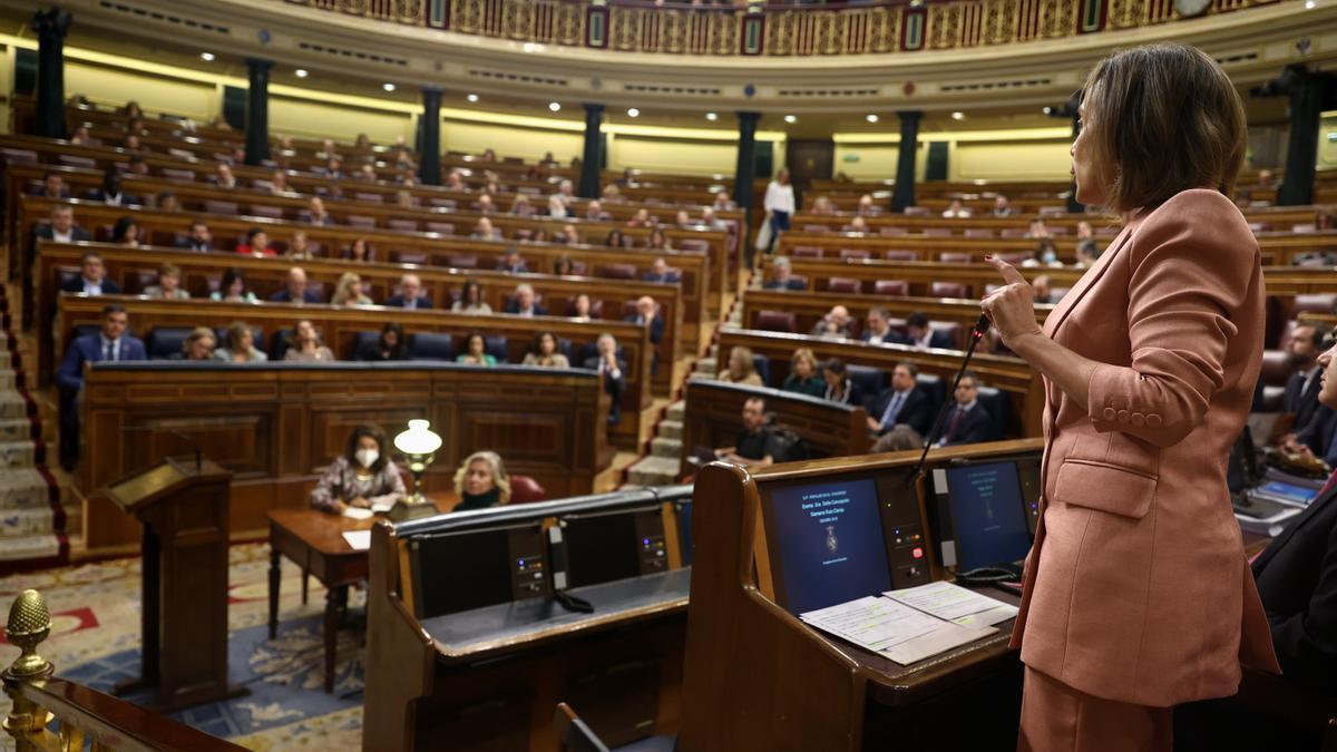 La portavoz del PP en el Congreso, Cuca Gamarra, interviene durante una sesión plenaria en el Congreso de los Diputados.
