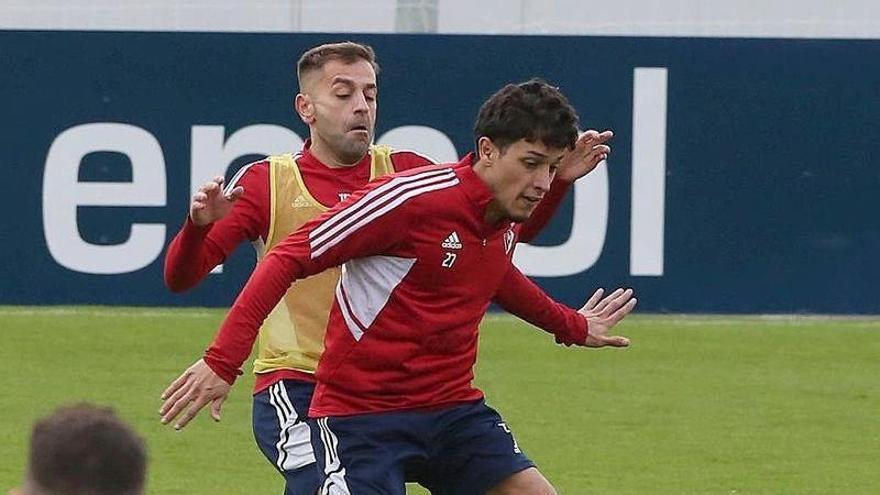 Kike Saverio, ante Rubén Peña, en un entrenamiento previo a marcharse al stage de Girona.