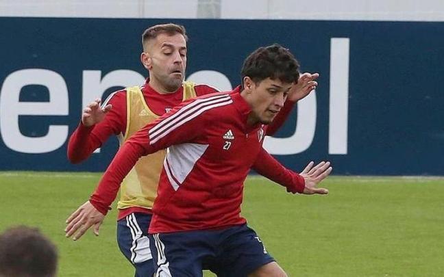 Kike Saverio, ante Rubén Peña, en un entrenamiento previo a marcharse al stage de Girona.