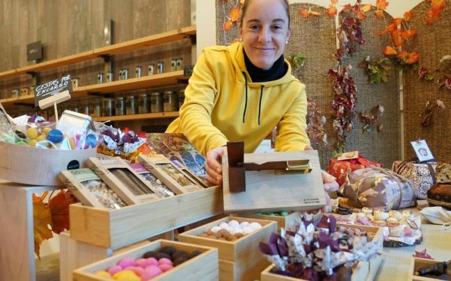 Araiz Bravo muestra el premio junto a un expositor con dulces navide&ntilde;os