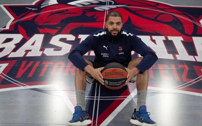 Darius Thompson posa sobre el parqu&eacute; del Buesa Arena para la entrevista concedida a este peri&oacute;dico