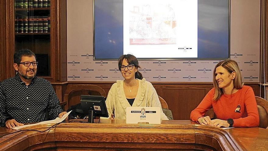 De izda., a dcha., Ricardo Catalán, Juncal Eizaguirre y Ana Zubikoa, presentando ayer 18cm. | FOTO: N.G.