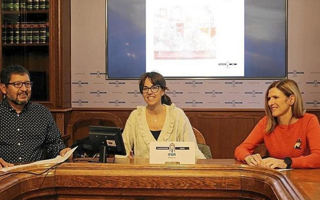 De izda., a dcha., Ricardo Catal&aacute;n, Juncal Eizaguirre y Ana Zubikoa, presentando ayer 18cm. | FOTO: N.G.