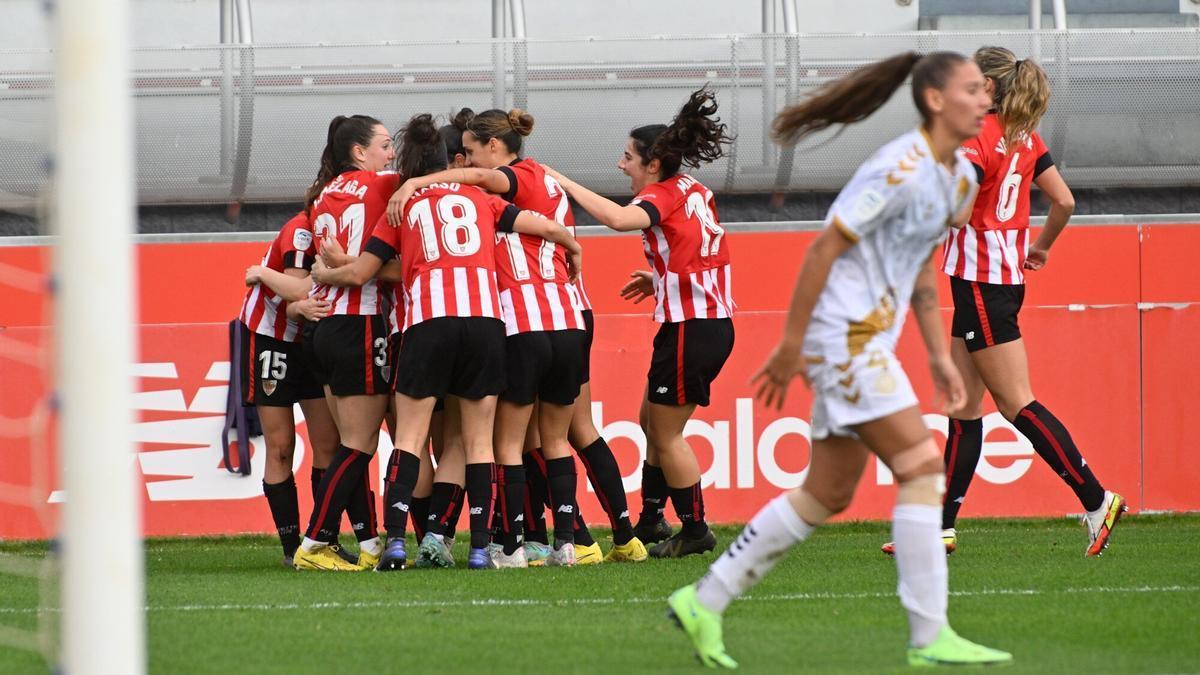 Las jugadoras del Athletic celebran uno de los goles anotados en la victoria ante el Levante Las Planas en Lezama.